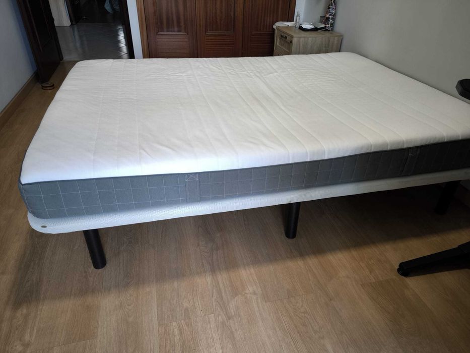 Estrado c/ 6 pernas + colchão de látex (140x200 cm) Cama de casal.