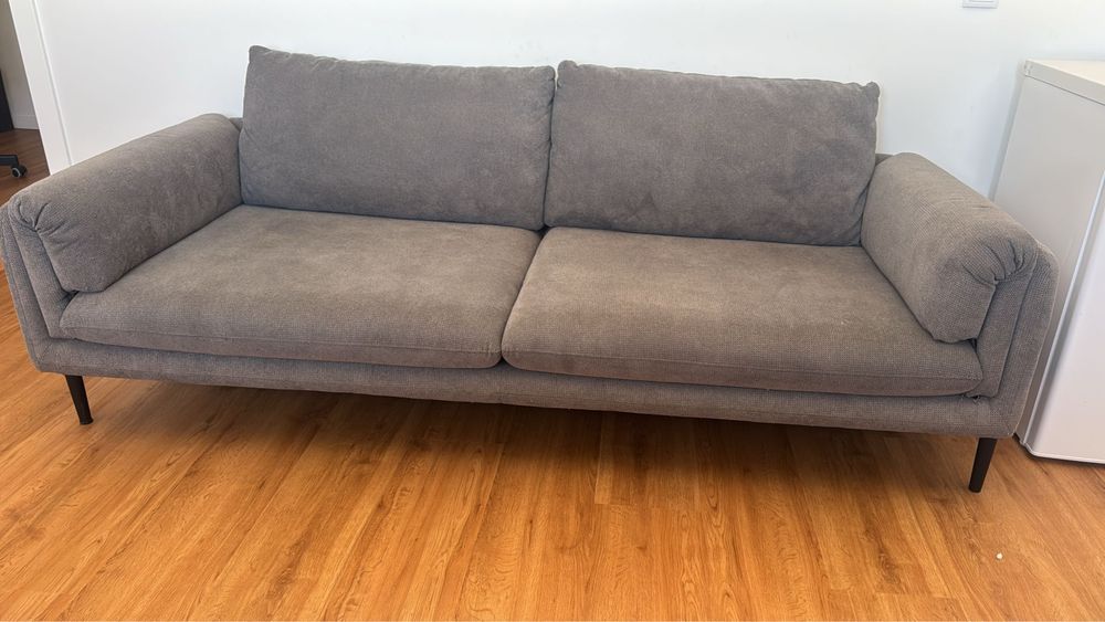 Sofa cinzento.