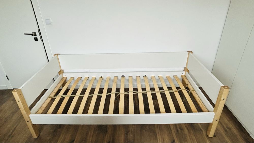 Cama alta Flexa white com sofá, prateleira e móvel para TV