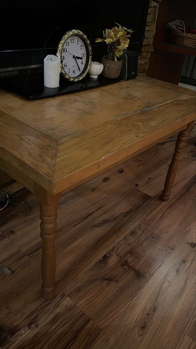 журнальний стіл.