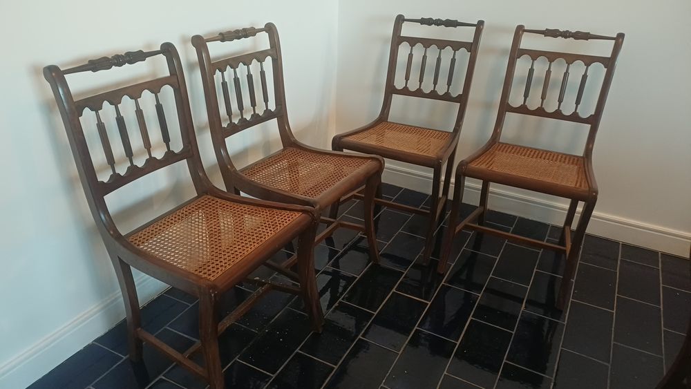 Conjunto de cinco cadeiras em palhinha