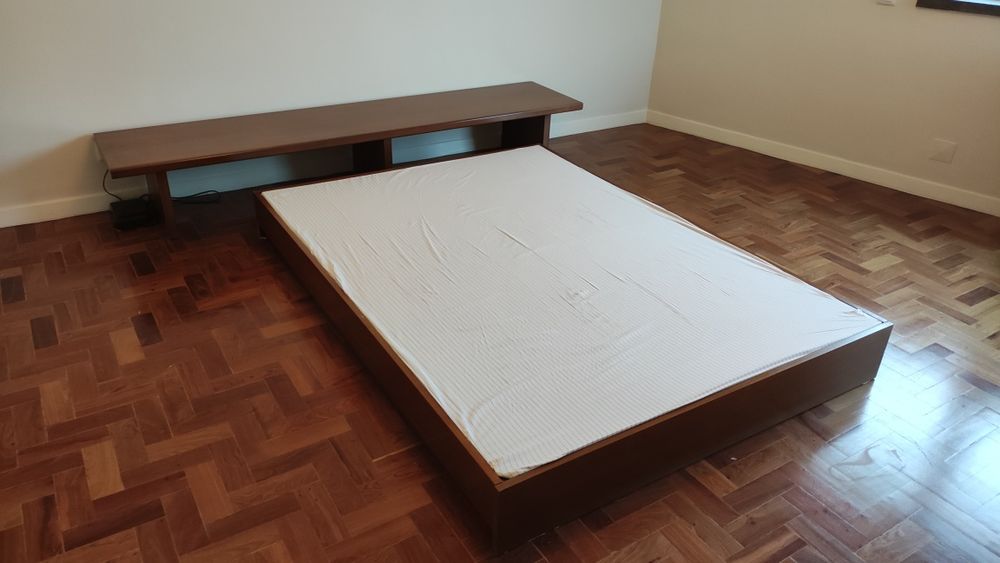 Cama de casal de baixo perfil