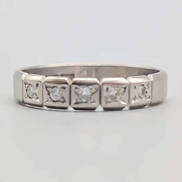 Aliança de casamento em ouro branco 18 quilates com diamante; 3.49 gra