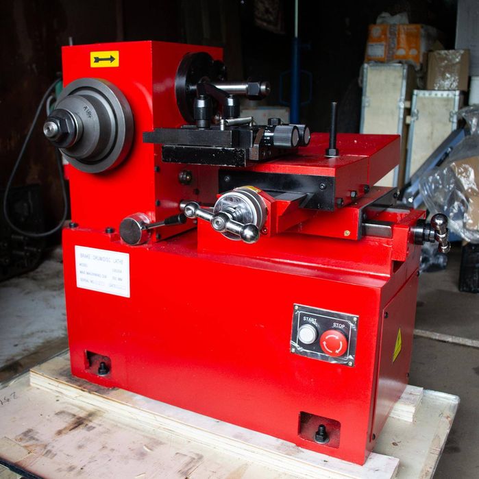 Станок токарный для проточки тормозных ДИСКОВ И БАРАБАНОВ