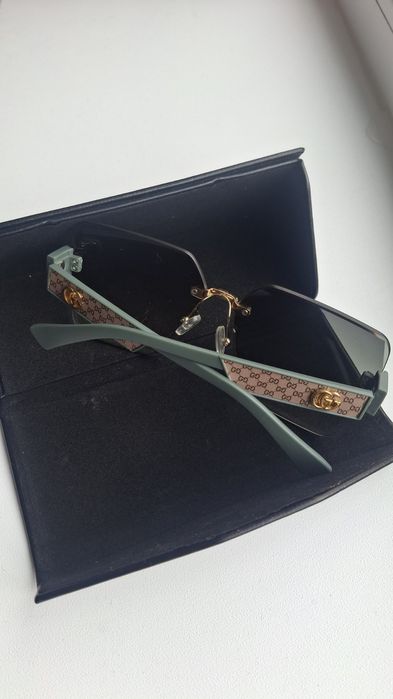 Сонцезахисні окуляри Gucci.