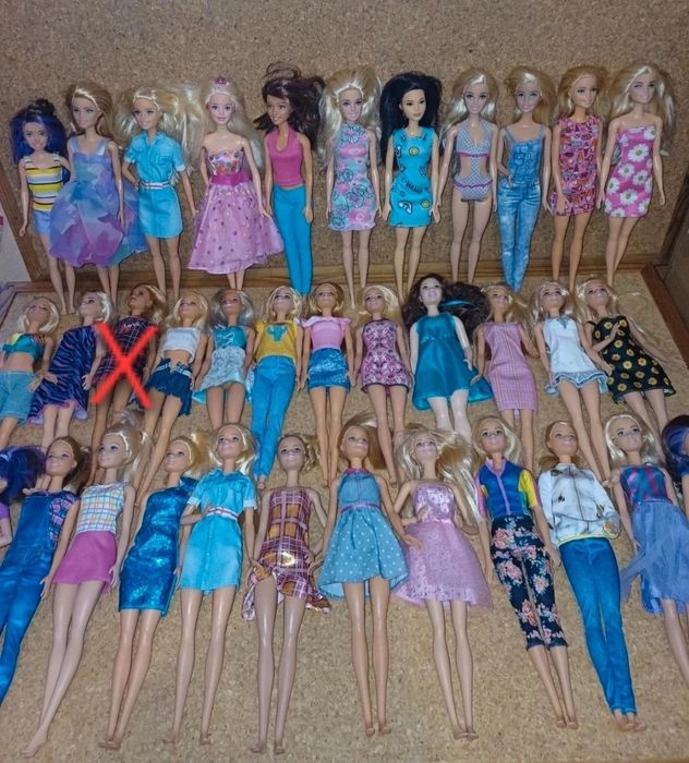 Barbie com roupa. 
Mattel. 
Cada boneca = 8€