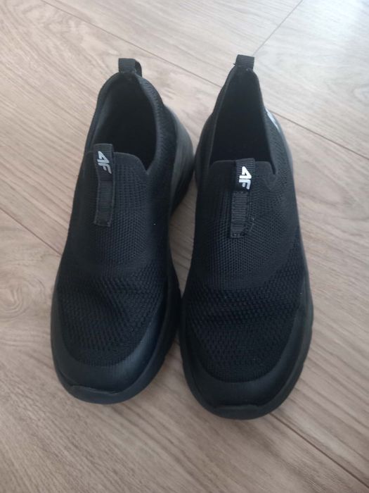 Czarne buty wsuwane 4F