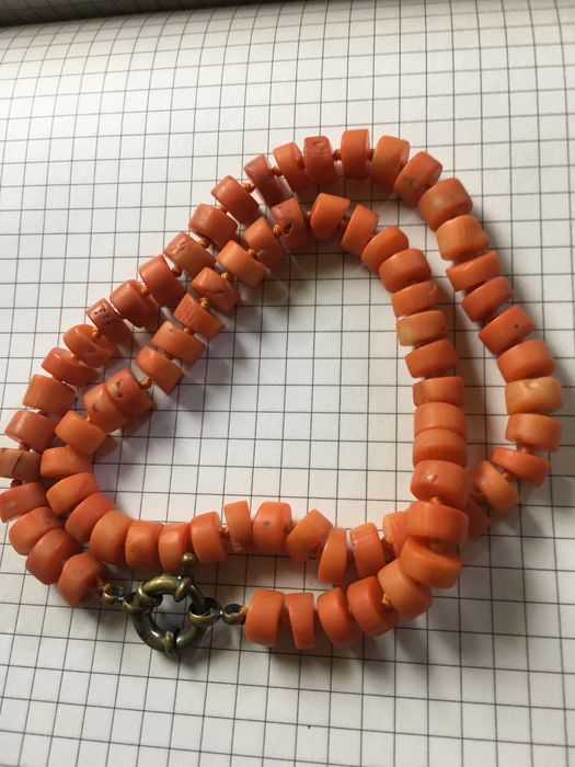 Продам бусы коралловые