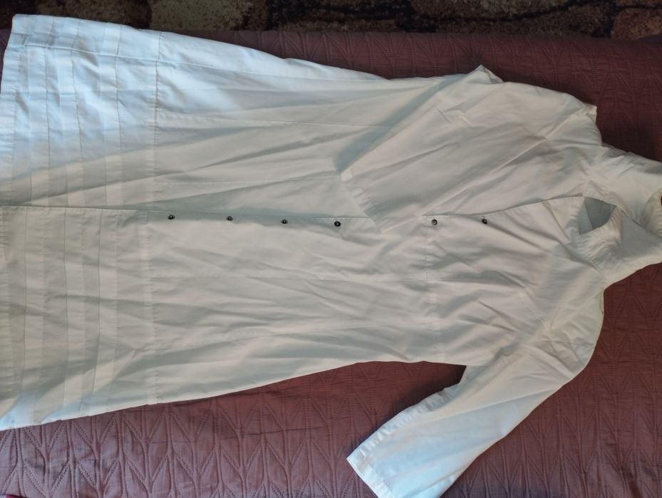 Білий халат на кнопках