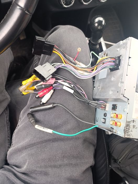 Продам магнітофон стояв на аутлендері робочій з рамкою