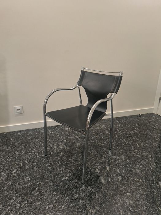 Cadeira de Desing Modera - Estrutura Cromada e Preto (com braços)