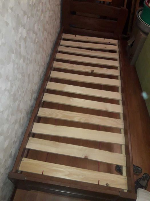 продаж ліжко односпальне з матрацем ортопедичним в гарному стані
