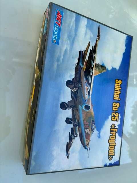 Kit Modelismo 1/72 Art Model Sukhoi Su-25 "Frogfoot" (AM7215)