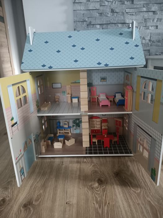 Drewniany domek dla lalek playtive + mebelki