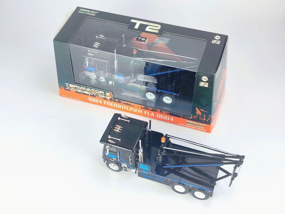 Колекційна модель 1984 Freightliner FLA 9664 — Terminator 2 (1:43