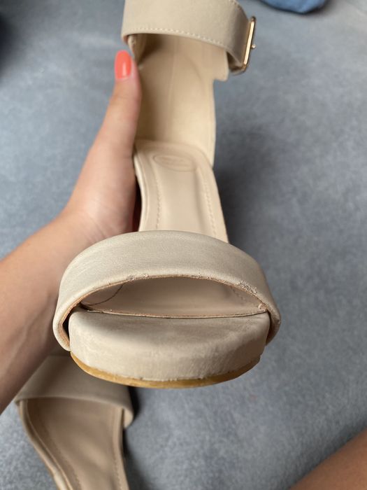 Sandałki na obcasie