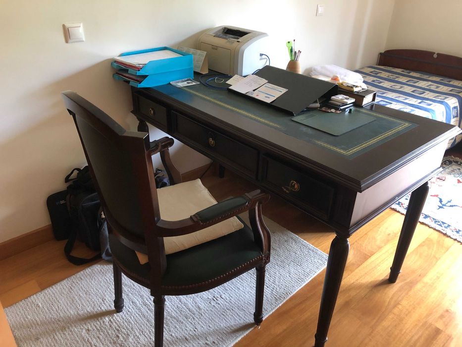 Vende-se Secretaria classica e cadeira