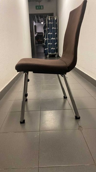 Cadeira Castanha para eventos e reuniões