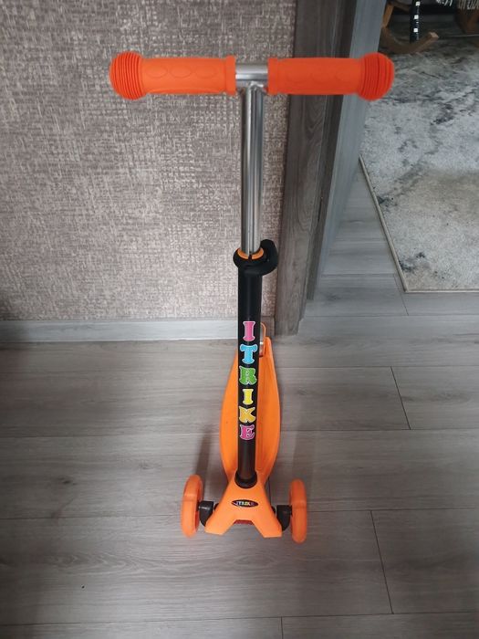 Детский 3х колесный самокат.