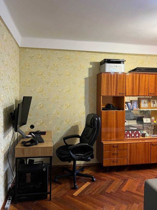 Вишгород, Дніпровська вул. 8,    2х кімн. квартира 46 кв.м. Центр.