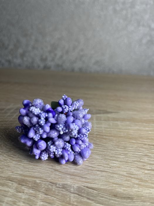 Тичинки на гілці