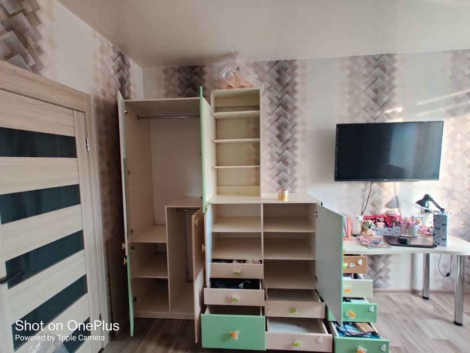 Продам шкаф, стол ,комод