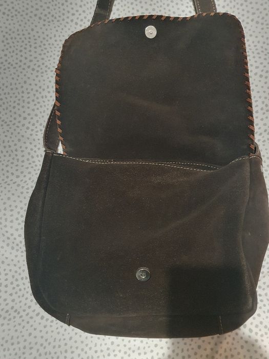 Mala de pele/camurça verdadeira, de cor castanha. Como nova.