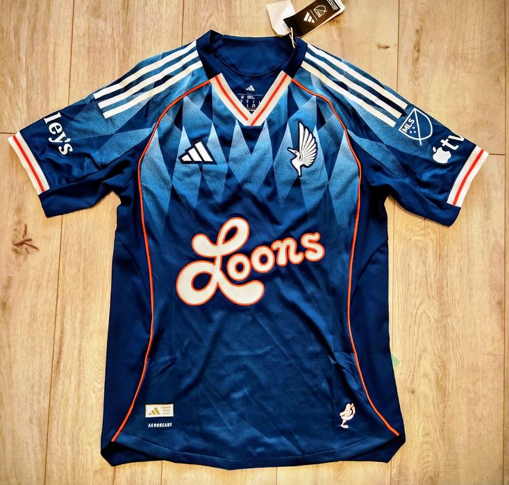 Баскетбольные майки NBA, разные кепки