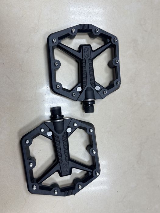 велосипедні педалі-платформи Crankbrothers Stamp 1 Gen 2 чорного кольору.