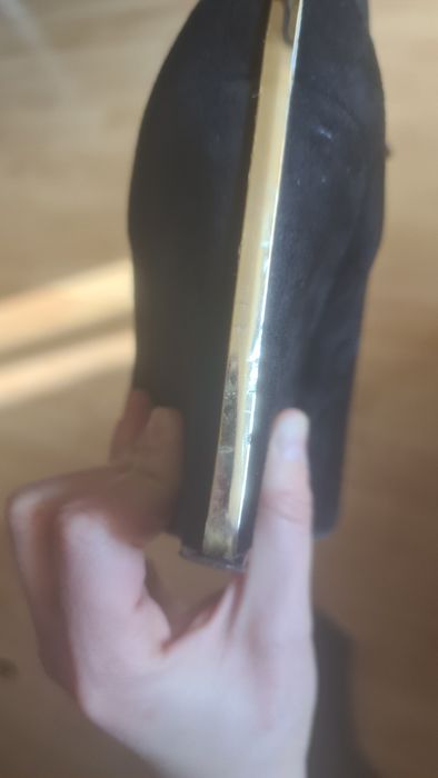 Czarne koturny ze złotym paskiem