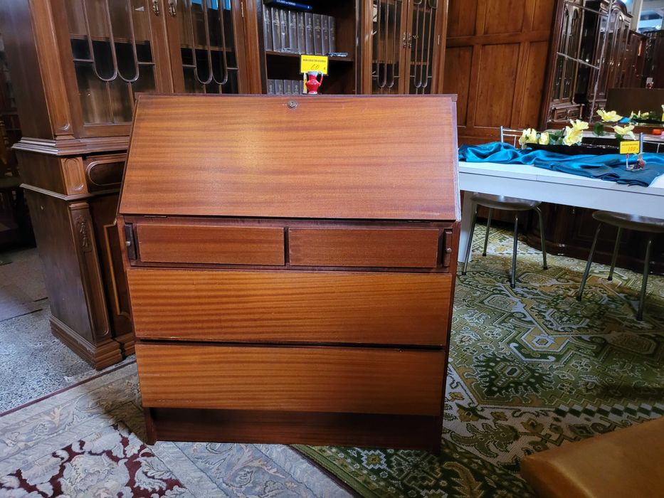 Wooden desk with signs of use but perfectly functional64409358206467121