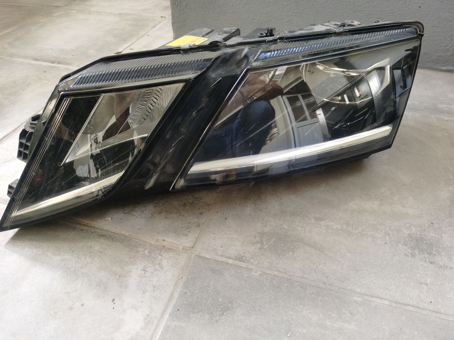 Farol esquerdo skoda Octavia