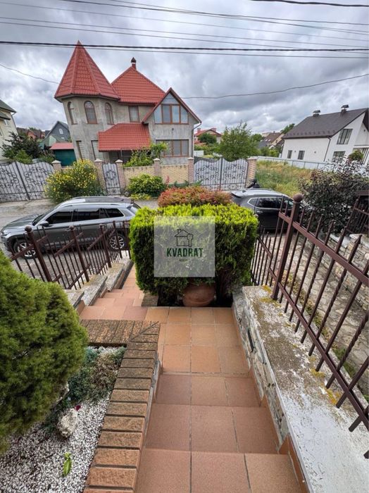 Продам стильний котедж в престижному районі міста