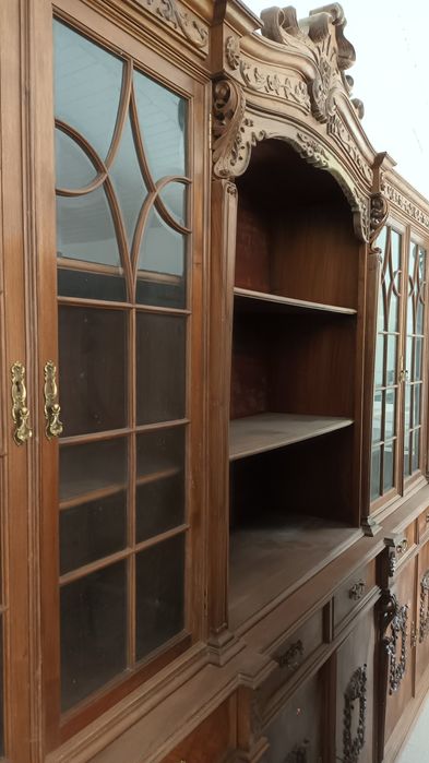 Movel vintage com cristaleira raiz de nogueira