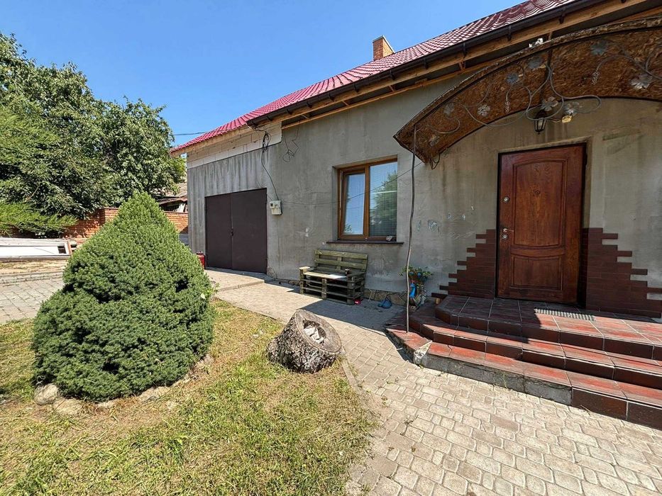 Продаж сучасного двоповерхового будинку