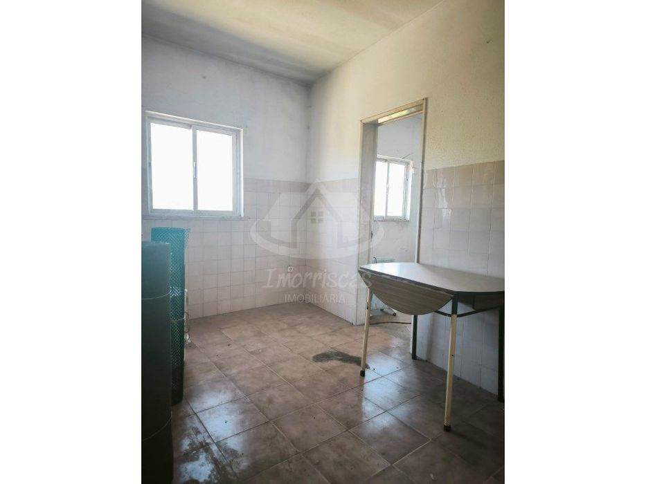 Prédio de 2 pisos para remodelação no Bairro de São João em Camarate