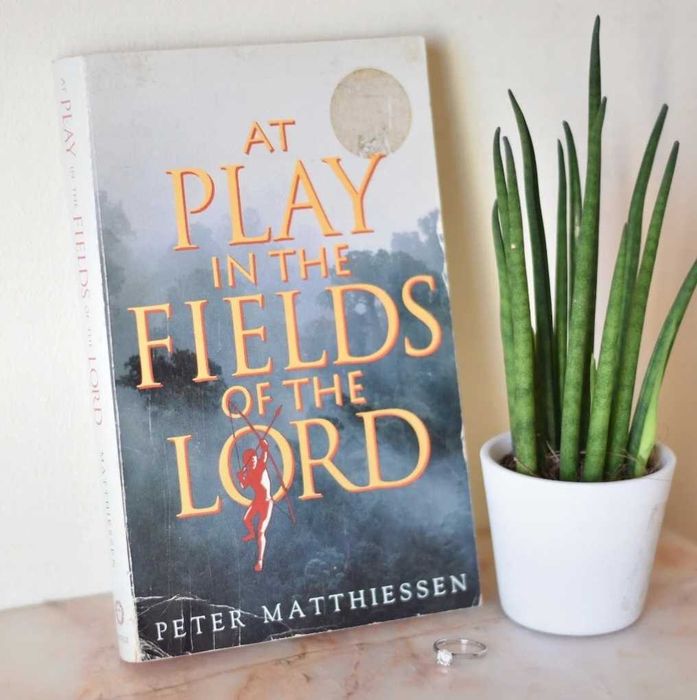 Livro "At Play in the Fields of the Lord" Peter Matthiessen