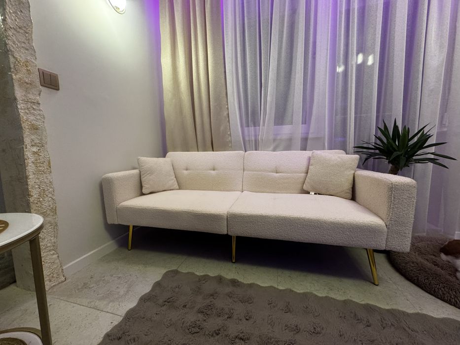 Przepiekna sofa w kolorze białym z funkcją spania