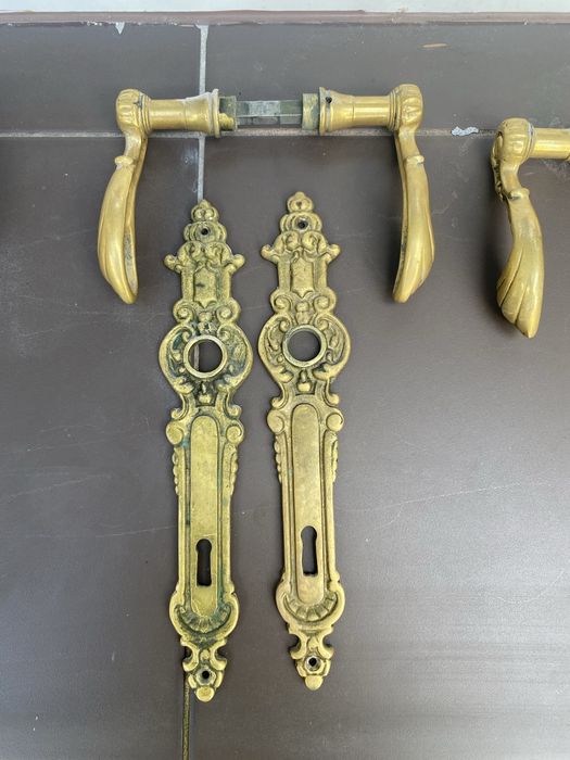 Okucia mosiezne do dzwi