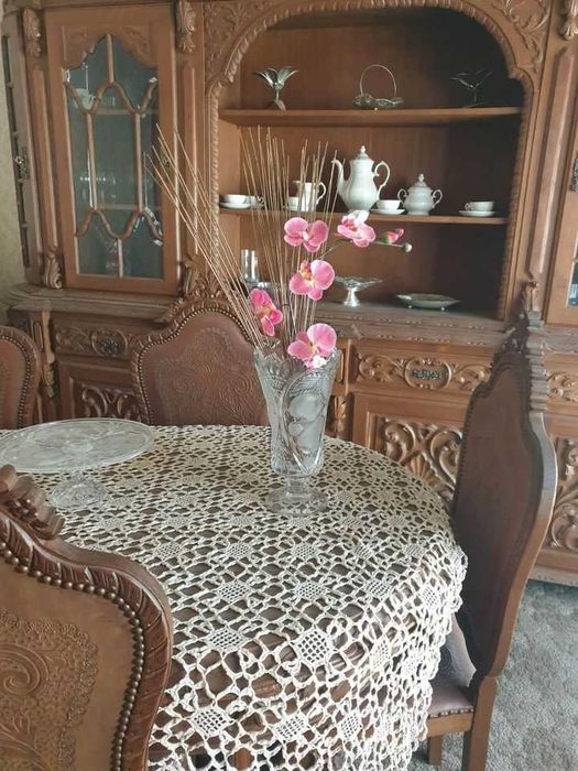 Salão em muito bom estado com mais ao menos 40 anos boa talha