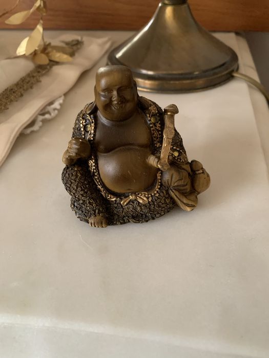 Buda preto e dourado