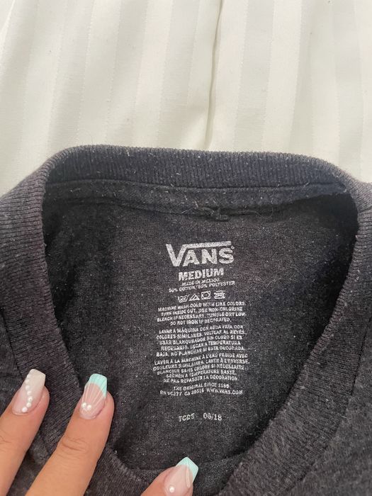 Blusa cinzenta com letra amarela da Vans