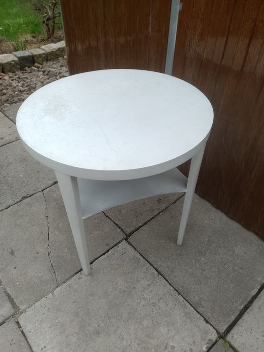 Sprzedam drewniany stolik wysokość 60 cm.