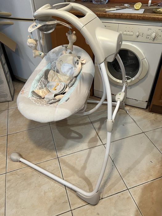 Кресло качеля  автоматическая в хорошем состоянии. Бежевого цвета .