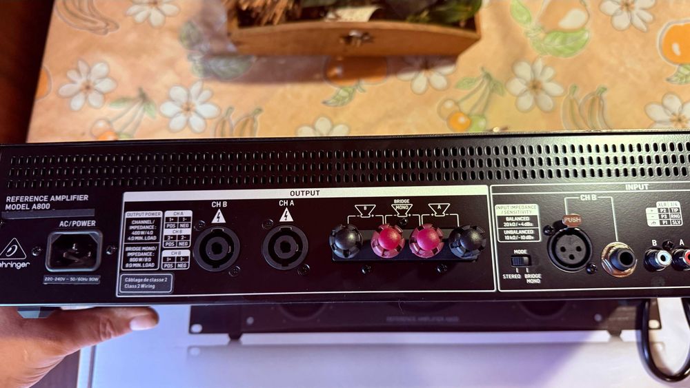 Amplificador Behringer A800
