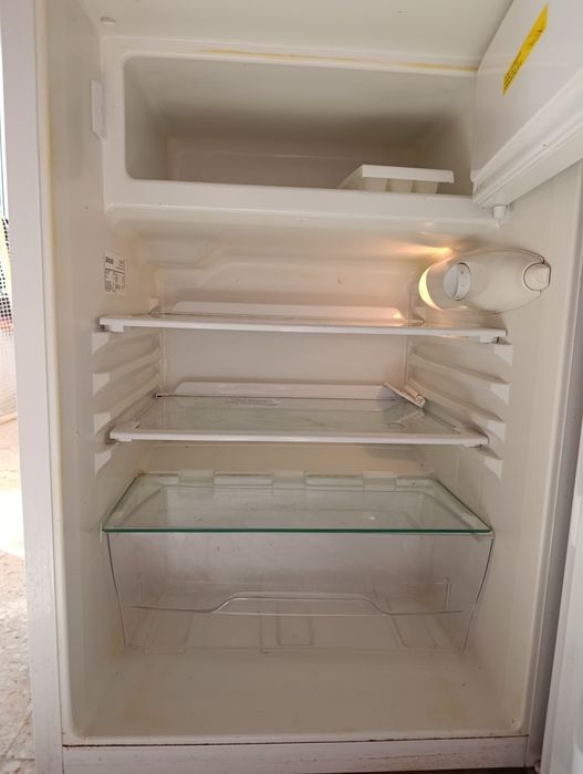 Frigorífico  em bom estado . Funciona tudo.