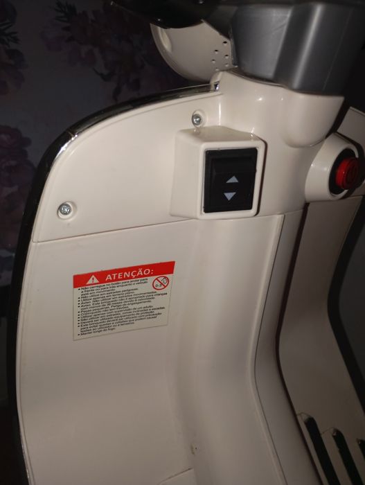 Mini vespa elétrica para criança com sistema de som melhor