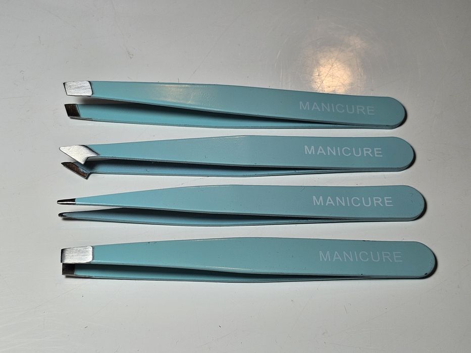 Zestaw pęset kosmetycznych.