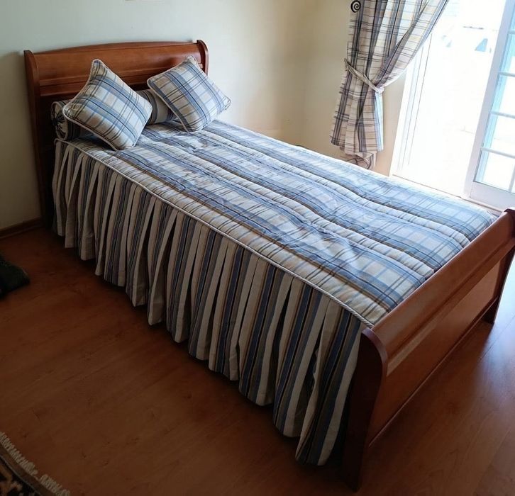 Cama de Cerejeira com colchão e estrado de solteiro