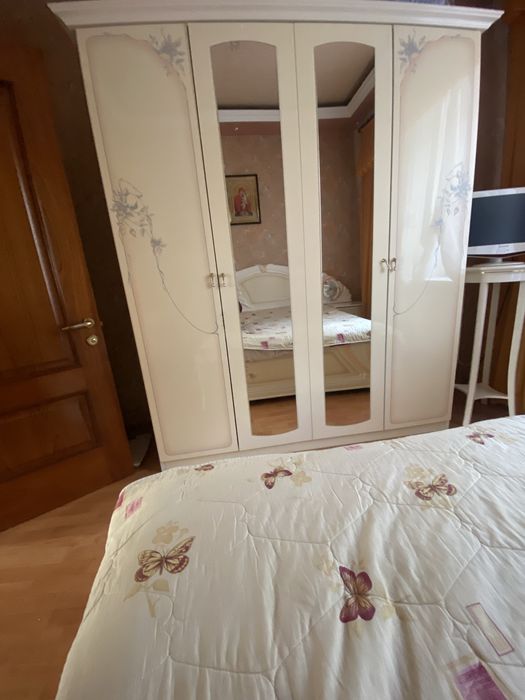 Продам спальню з тумбами та шафу